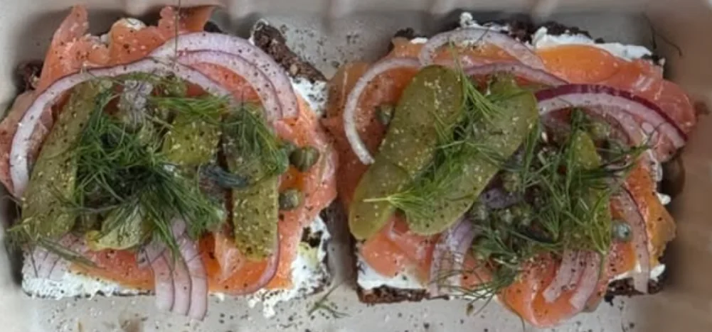 Laks, rødløg, kapers og dild